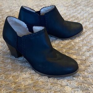 Life Stride velocity 2.0  Black Stacked Heel Ankle Booties